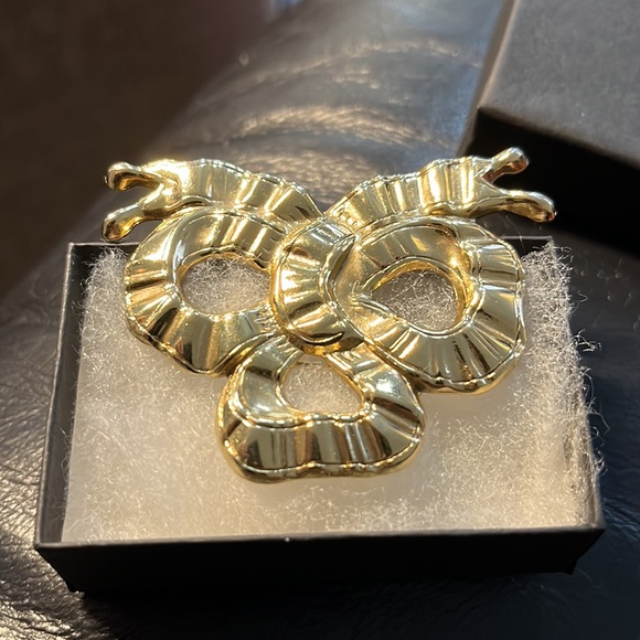 Vintage Gold Tone Bow Pin. - Picture 5 of 5